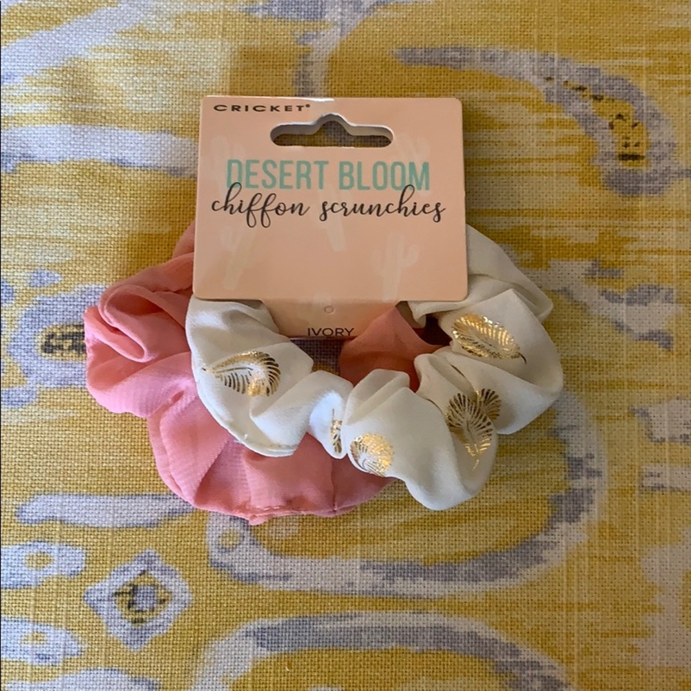CLEARANCE!💋FINAL PRICE 🎉CRICKET hair scrunchies - Picture 1 of 4